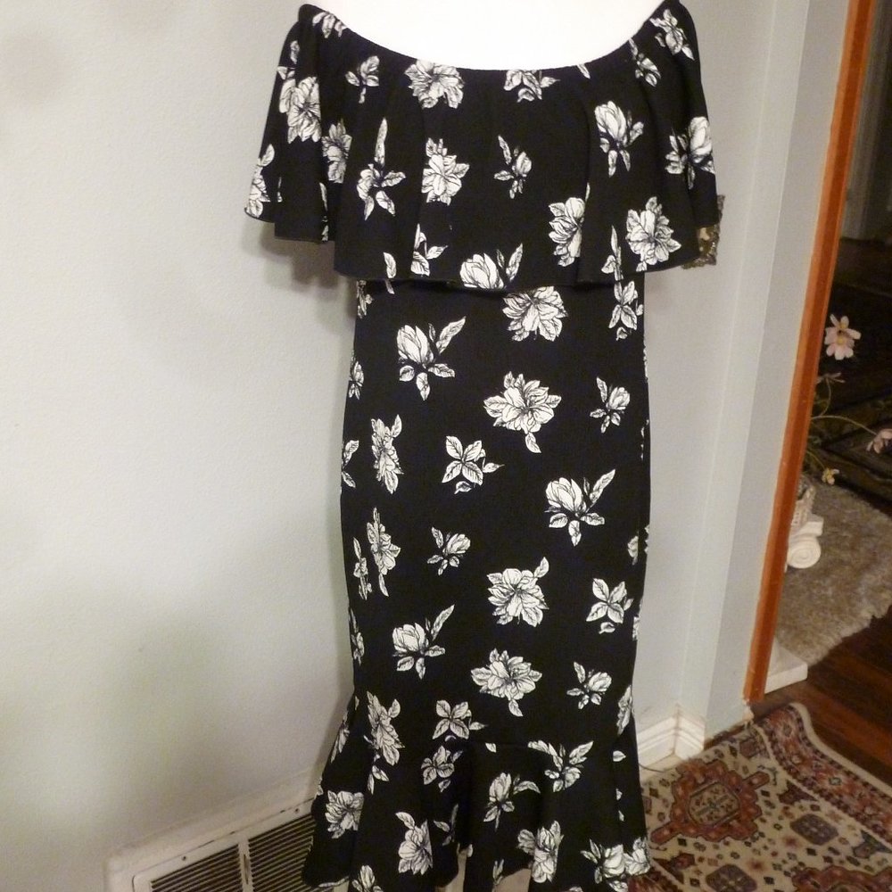 LULAROE Beautiful  Off Shoulder elastic neckline Ruffle Dress Sz L made in USA